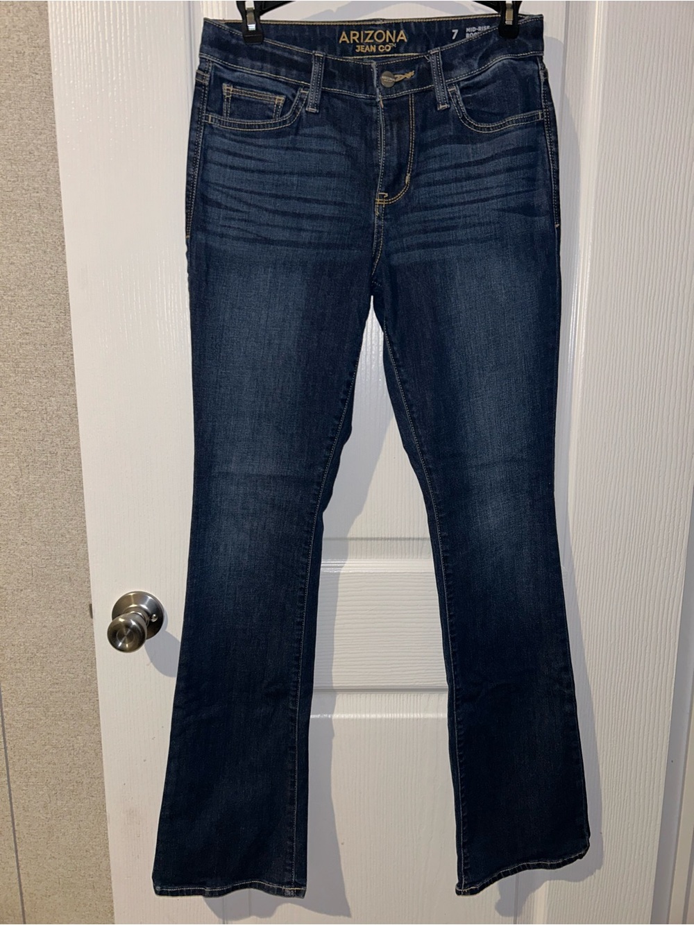 Arizona Jean Co. Mid-Rise Bootcut Jeans. Size 7